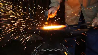 Z kawałka blachy i pręta stworzyć różę - sztuka kowalstwa artystycznego