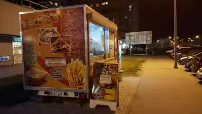 Mobilne restauracje i bary z powodzeniem walczą o klientów