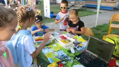 Zamiast szkolnej ławy - zajęcia robotyki, z okularami VR i drukarkami 3D!