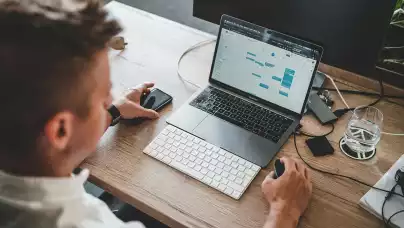 Ile programów naprawdę potrzebuje mała firma? Cyfrowy zestaw przedsiębiorcy w 2026 roku