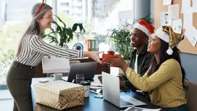 Umacnianie relacji biznesowych przez upominki czyli paczki świąteczne dla klientów